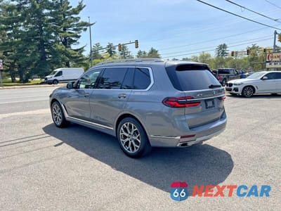 Czwarte zdjęcie samochodu z boku: 2024 BMW X7 XDRIVE40I VIN:5UX23EM00R9S52720 - miniatura
