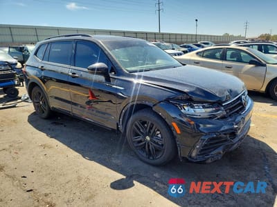 Czwarte zdjęcie samochodu z boku: 2022 VOLKSWAGEN TIGUAN SE R-LINE BLACK VIN:3VV8B7AX0NM000782 - miniatura