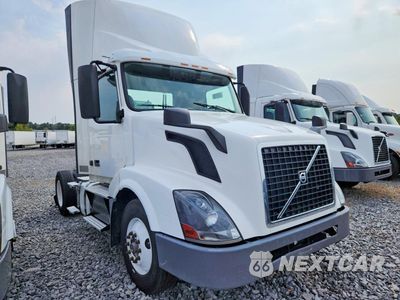Czwarte zdjęcie samochodu z boku: 2017 VOLVO VNL SEMI TRUCK VIN:4V4N39TG4HN987974 - miniatura
