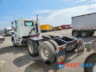 Drugie zdjęcie samochodu z przodu: 2008 INTERNATIONAL 9200I SEMI TRUCK VIN:2HSCEAPR18C650590 - miniatura