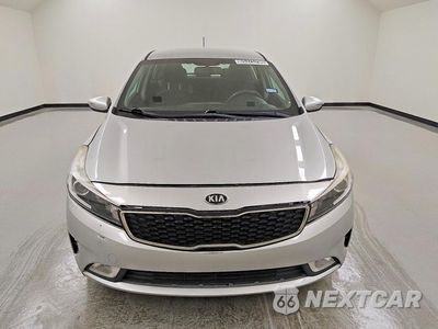 Piąte zdjęcie samochodu w środku: 2017 KIA FORTE5 LX VIN:KNAFK5A85H5676509 - miniatura