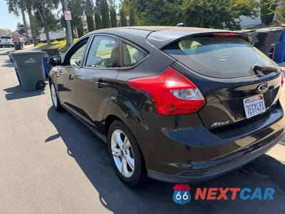 Trzecie zdjęcie samochodu z tyłu: 2014 FORD FOCUS SE VIN:1FADP3K22EL198461 - miniatura