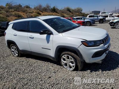 Czwarte zdjęcie samochodu z boku: 2024 JEEP COMPASS LATITUDE VIN:3C4NJDBNXRT119435 - miniatura