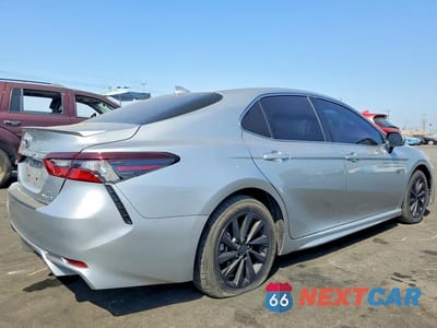 Trzecie zdjęcie samochodu z tyłu: 2023 TOYOTA CAMRY HYBRID SE VIN:4T1G31AK5PU615928 - miniatura