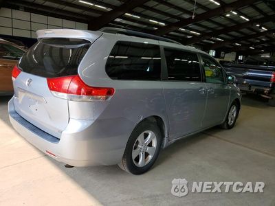 Trzecie zdjęcie samochodu z tyłu: 2014 TOYOTA SIENNA LE VIN:5TDKK3DC8ES421784 - miniatura