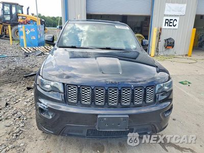 Piąte zdjęcie samochodu w środku: 2018 JEEP GRAND CHEROKEE LAREDO VIN:1C4RJFAG1JC445785 - miniatura