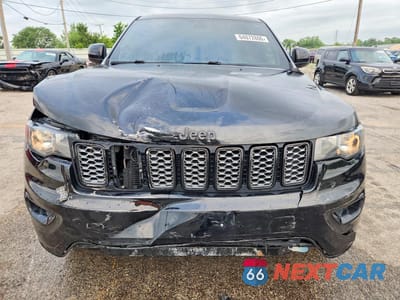 Piąte zdjęcie samochodu w środku: 2018 JEEP GRAND CHEROKEE LAREDO VIN:1C4RJFAG3JC140000 - miniatura