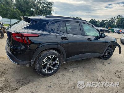 Trzecie zdjęcie samochodu z tyłu: 2026 CHEVROLET TRAX 1LT VIN:KL77LHEPXTC126070 - miniatura