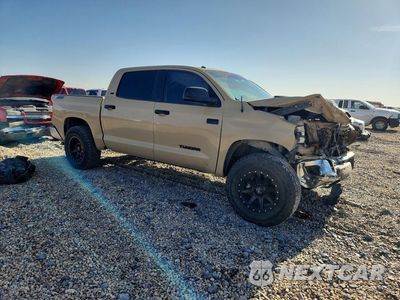 Czwarte zdjęcie samochodu z boku: 2017 TOYOTA TUNDRA SR5 VIN:5TFDW5F10HX667246 - miniatura