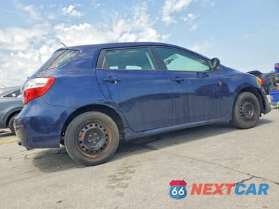 Trzecie zdjęcie samochodu z tyłu: 2010 TOYOTA MATRIX BASE VIN:2T1KU4EE4AC212111 - miniatura