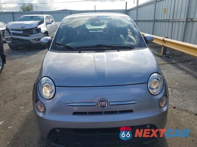 Piąte zdjęcie samochodu w środku: 2017 FIAT 500 ELECTRIC VIN:3C3CFFGEXHT699110 - miniatura