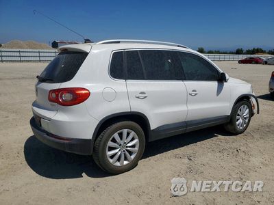 Trzecie zdjęcie samochodu z tyłu: 2011 VOLKSWAGEN TIGUAN S VIN:WVGAV7AX0BW503520 - miniatura