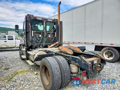 Drugie zdjęcie samochodu z przodu: 2017 FREIGHTLINER CASCADIA 113 SEMI TRUCK VIN:1FUBGBDVXHLHH2528 - miniatura