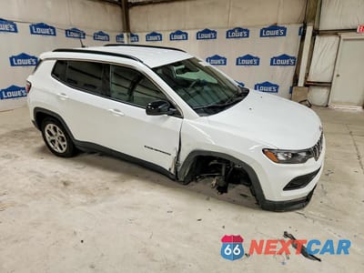 Czwarte zdjęcie samochodu z boku: 2024 JEEP COMPASS LATITUDE VIN:3C4NJDBN1RT138567 - miniatura