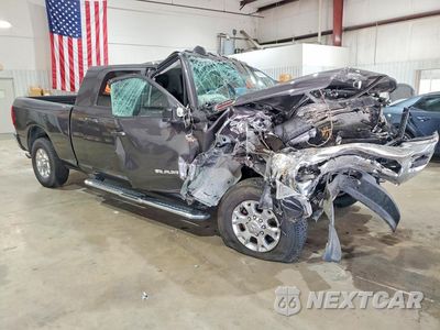 Czwarte zdjęcie samochodu z boku: 2024 RAM 2500 LARAMIE VIN:3C6UR5NL6RG187123 - miniatura