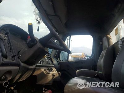 Zdjęcie 7 z 12 samochodu: 2005 FREIGHTLINER BUSINESS CLASS M2 VACUUM TRUCK VIN:1FVACXCS55HV10505 - miniatura