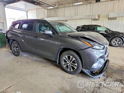 Czwarte zdjęcie samochodu z boku: 2023 TOYOTA HIGHLANDER XLE VIN:5TDKDRBH6PS508145 - miniatura
