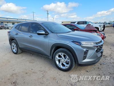 Czwarte zdjęcie samochodu z boku: 2024 CHEVROLET TRAX LS VIN:KL77LFE27RC126772 - miniatura
