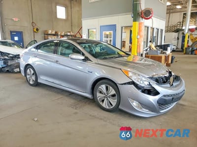 Czwarte zdjęcie samochodu z boku: 2015 HYUNDAI SONATA HYBRID LIMITED VIN:KMHEC4A43FA129399 - miniatura