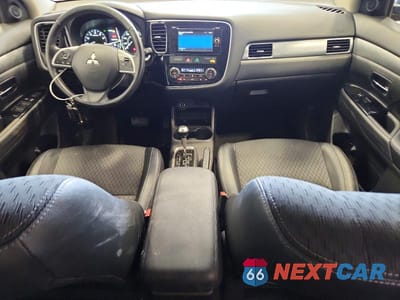 Zdjęcie 8 z 13 samochodu: 2015 MITSUBISHI OUTLANDER SE VIN:JA4AZ3A36FZ013435 - miniatura