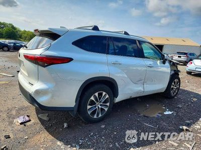 Trzecie zdjęcie samochodu z tyłu: 2022 TOYOTA HIGHLANDER XLE VIN:5TDGZRBH2NS560599 - miniatura