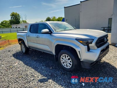 Czwarte zdjęcie samochodu z boku: 2026 TOYOTA TACOMA SR5 VIN:3TMLB5JN2TM246757 - miniatura