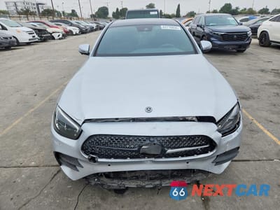 Piąte zdjęcie samochodu w środku: 2021 MERCEDES-BENZ E 350 VIN:W1KZF8DB7MA925655 - miniatura