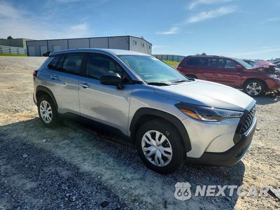 Czwarte zdjęcie samochodu z boku: 2022 TOYOTA COROLLA CROSS L VIN:7MUAAAAG6NV033579 - miniatura