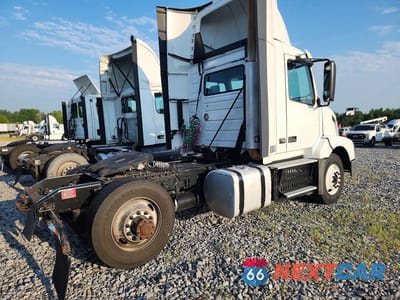 Trzecie zdjęcie samochodu z tyłu: 2017 VOLVO VNL SEMI TRUCK VIN:4V4N39TGXHN977448 - miniatura