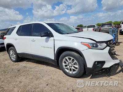 Czwarte zdjęcie samochodu z boku: 2020 CHEVROLET TRAVERSE LS VIN:1GNERFKW1LJ226330 - miniatura