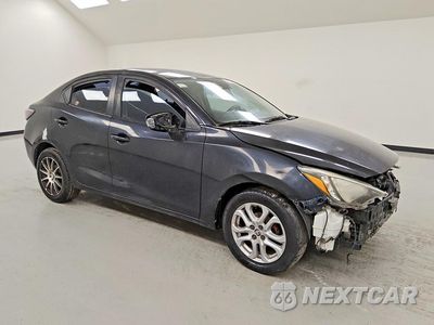 Czwarte zdjęcie samochodu z boku: 2017 TOYOTA YARIS IA BASE VIN:3MYDLBYV0HY176456 - miniatura