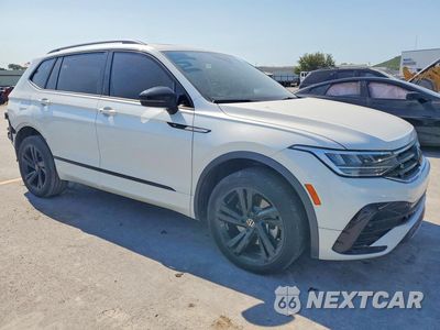Czwarte zdjęcie samochodu z boku: 2023 VOLKSWAGEN TIGUAN SE R-LINE BLACK VIN:3VVCB7AX8PM129401 - miniatura
