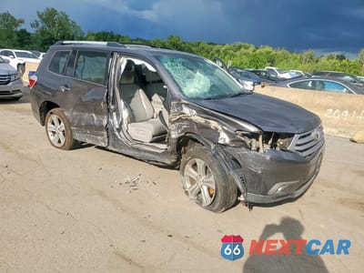 Czwarte zdjęcie samochodu z boku: 2011 TOYOTA HIGHLANDER LIMITED VIN:5TDDK3EH5BS080990 - miniatura