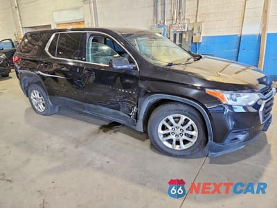 Czwarte zdjęcie samochodu z boku: 2020 CHEVROLET TRAVERSE LS VIN:1GNERFKW0LJ209051 - miniatura