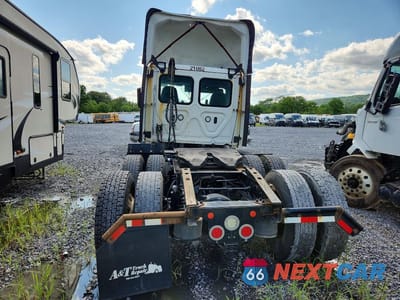 Zdjęcie 6 z 13 samochodu: 2021 FREIGHTLINER CASCADIA 1 - SEMI TRUCK VIN:3AKJHTDV6MSMS7978 - miniatura