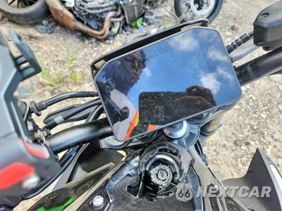 Zdjęcie 7 z 8 samochodu: 2025 KAWASAKI ZR900 S VIN:ML5ZRDS10SDA00566 - miniatura