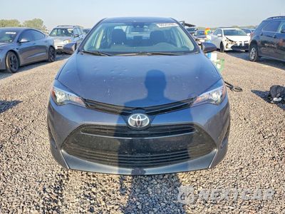 Piąte zdjęcie samochodu w środku: 2018 TOYOTA COROLLA LE VIN:5YFBURHE6JP845153 - miniatura