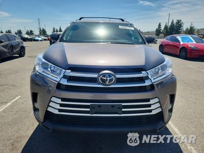 Piąte zdjęcie samochodu w środku: 2018 TOYOTA HIGHLANDER XLE VIN:5TDKZRFH6JS529757 - miniatura