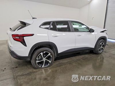 Trzecie zdjęcie samochodu z tyłu: 2024 CHEVROLET TRAX 1RS VIN:KL77LGE29RC091898 - miniatura