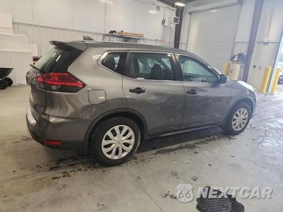Trzecie zdjęcie samochodu z tyłu: 2017 NISSAN ROGUE S VIN:5N1AT2MT3HC746489 - miniatura