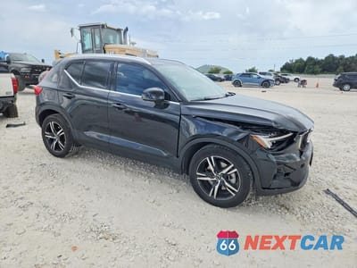 Czwarte zdjęcie samochodu z boku: 2025 VOLVO XC40 CORE VIN:YV4L12UJ2S2479373 - miniatura