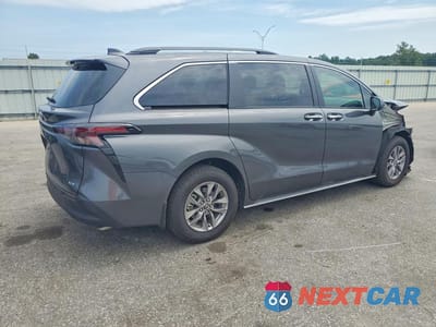Trzecie zdjęcie samochodu z tyłu: 2025 TOYOTA SIENNA XLE 8-PASSENGER VIN:5TDYRKEC9SS285028 - miniatura