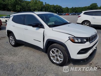 Czwarte zdjęcie samochodu z boku: 2025 JEEP COMPASS LATITUDE VIN:3C4NJDBN2ST549482 - miniatura