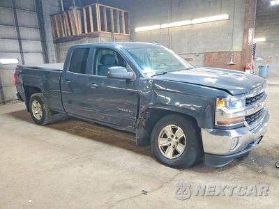 Czwarte zdjęcie samochodu z boku: 2017 CHEVROLET SILVERADO K1500 LT VIN:1GCVKRECXHZ173247 - miniatura