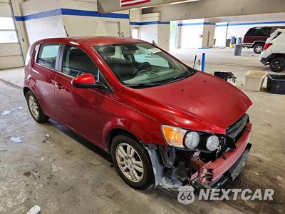 Czwarte zdjęcie samochodu z boku: 2013 CHEVROLET SONIC LT VIN:1G1JC6SG6D4121390 - miniatura