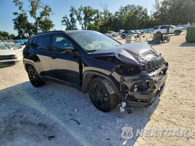 Czwarte zdjęcie samochodu z boku: 2025 JEEP COMPASS LATITUDE VIN:3C4NJDBN7ST570800 - miniatura