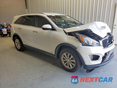 Czwarte zdjęcie samochodu z boku: 2016 KIA SORENTO LX VIN:5XYPGDA34GG020735 - miniatura