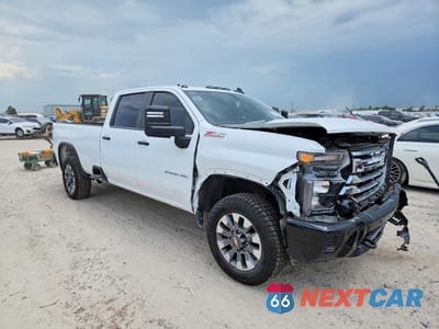 Czwarte zdjęcie samochodu z boku: 2025 CHEVROLET SILVERADO K2500 CUSTOM VIN:1GC4KMEY7SF170292 - miniatura