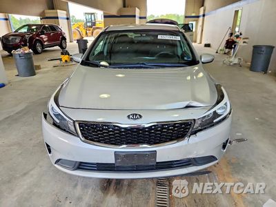 Piąte zdjęcie samochodu w środku: 2017 KIA FORTE LX VIN:3KPFK4A75HE013630 - miniatura