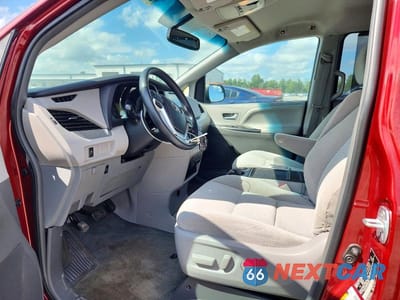 Zdjęcie 7 z 13 samochodu: 2017 TOYOTA SIENNA LE VIN:5TDKZ3DC5HS859579 - miniatura
